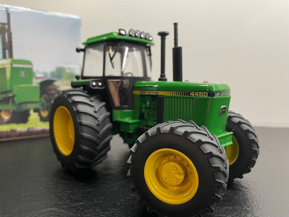 Miniatura de tractor John Deere 44500 a escala 1:32 de Britains 43364