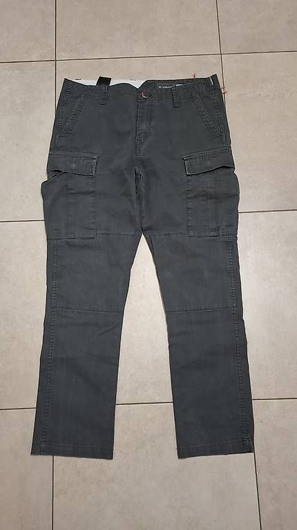 Pantaloni: Pantalon cargo gris/vert taille 34 – Usato da Essertes venduto da ast_mk5t 2