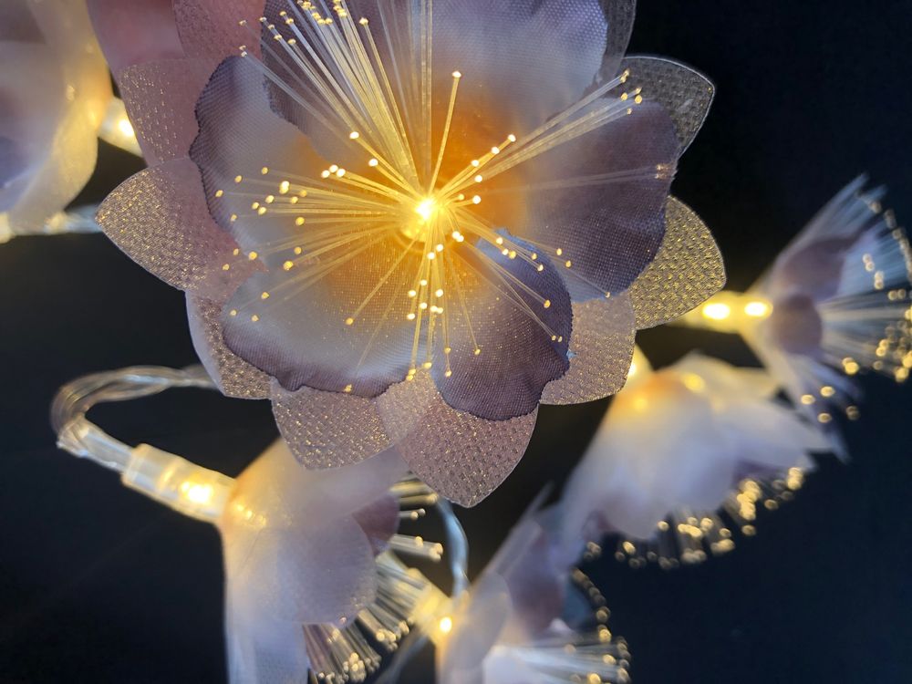 Koboko LED Lichterkette Blumen – 1,5 M Mit 10 LED Kirschblüten Aus Stoff, Batteriebetrieben (2x AA), Warmweiß, Flexibel, Für Innen & Außen, Frühlingsdeko, Hochzeit, Garten