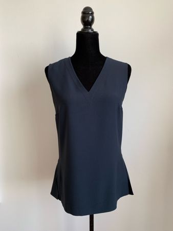 AKRIS: Elegante dunkelblaue Kurzarm-Bluse, 36