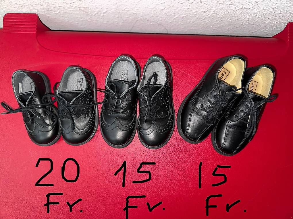 Chaussures garçon: Schwarze Schnürschuhe Kinder  – D'occasion à St. Gallen par EllyM. 1