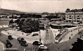 Zürich - Bellevueplatz. Autos, LKWs und Trams