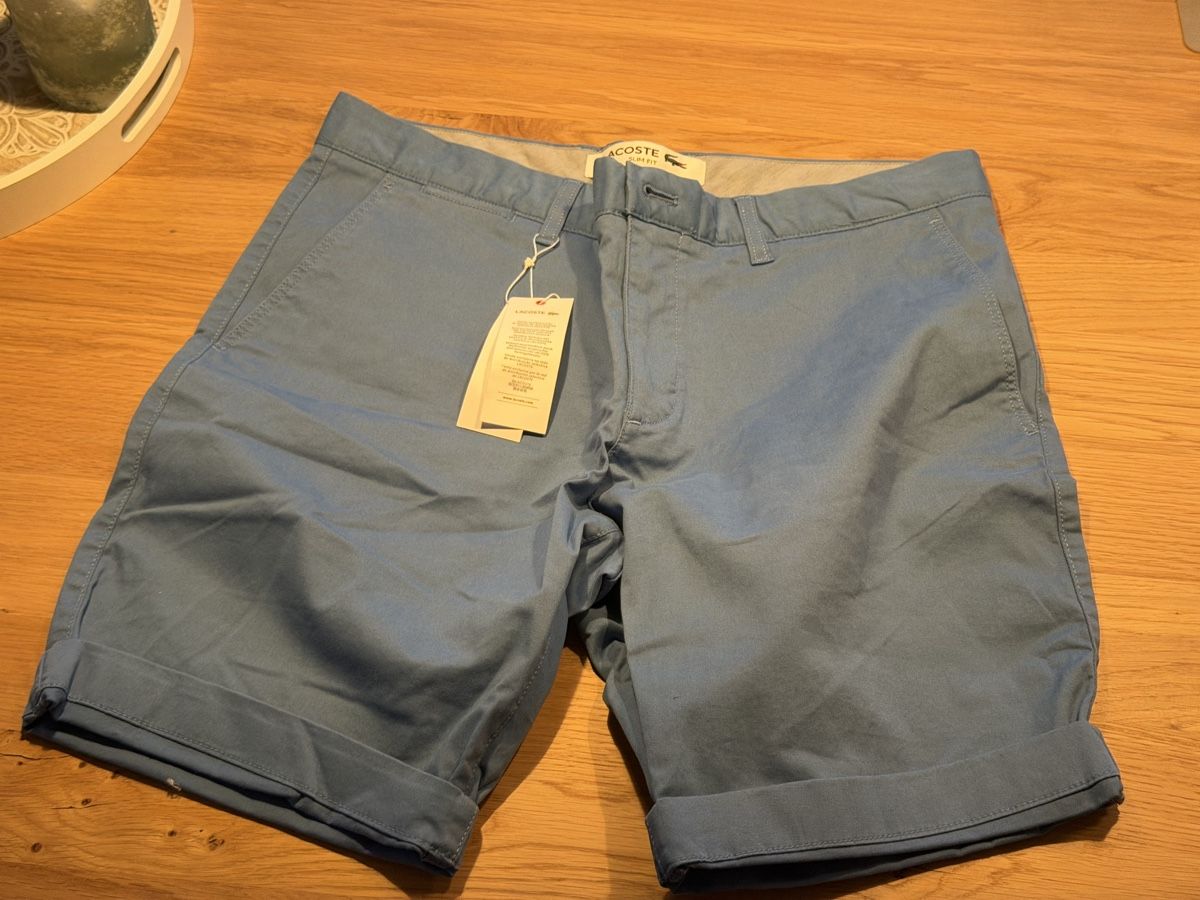 Lacoste Pantaloni: Lacoste Chino-Hose Gr. 44/US34 – Nuovo e nell'imballaggio originale da Erlenbach ZH venduto da hessg