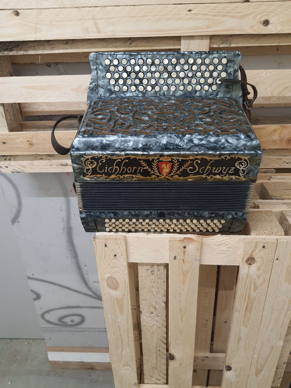 Eichhorn Strumenti musicali: accordéon chromatique Eichhorn C... a restaurer – Usato da Pont-de-la-Morge venduto da Mirabelle0 1