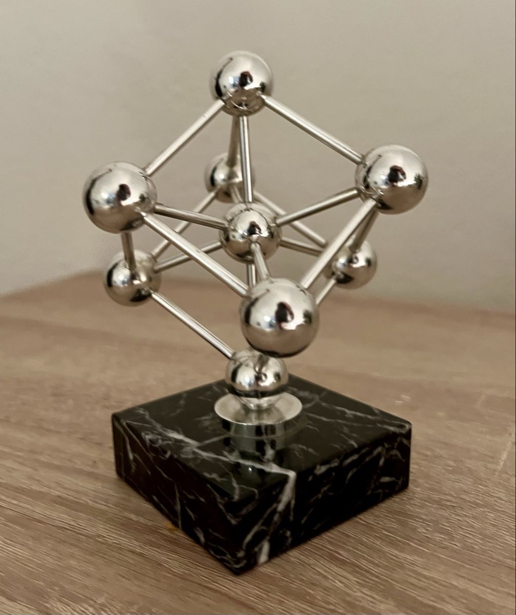 Skulpturen & Statuen: Atomium Skulptur auf Marmorsockel Brüssel – Gebraucht aus Hunzenschwil von Madachica 2