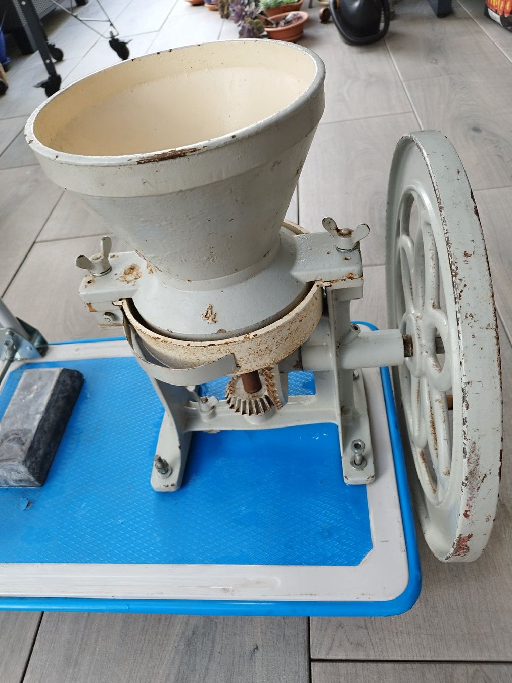 Alle Maschinen: Schrot-oder-Getreidemühle aus Gusseisen – Gebraucht aus Urtenen-Schönbühl von Kernbeisser25 3