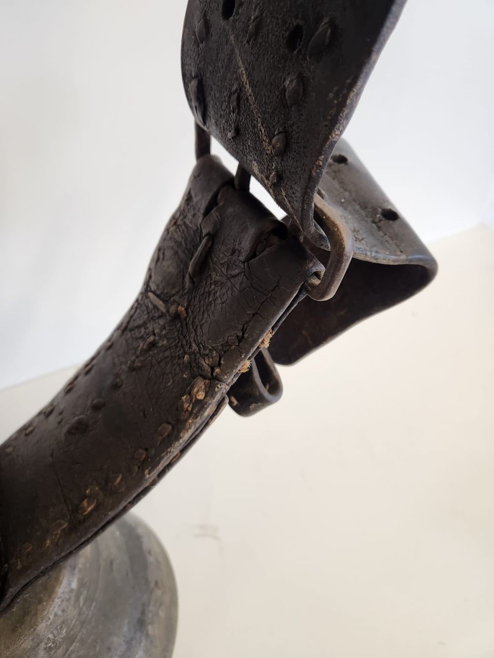 Campanacci mucche: Antike Schweizer Kuhglocke mit Lederband & Gravur – Usato da Tuggen venduto da Zweitechanceboutique 1