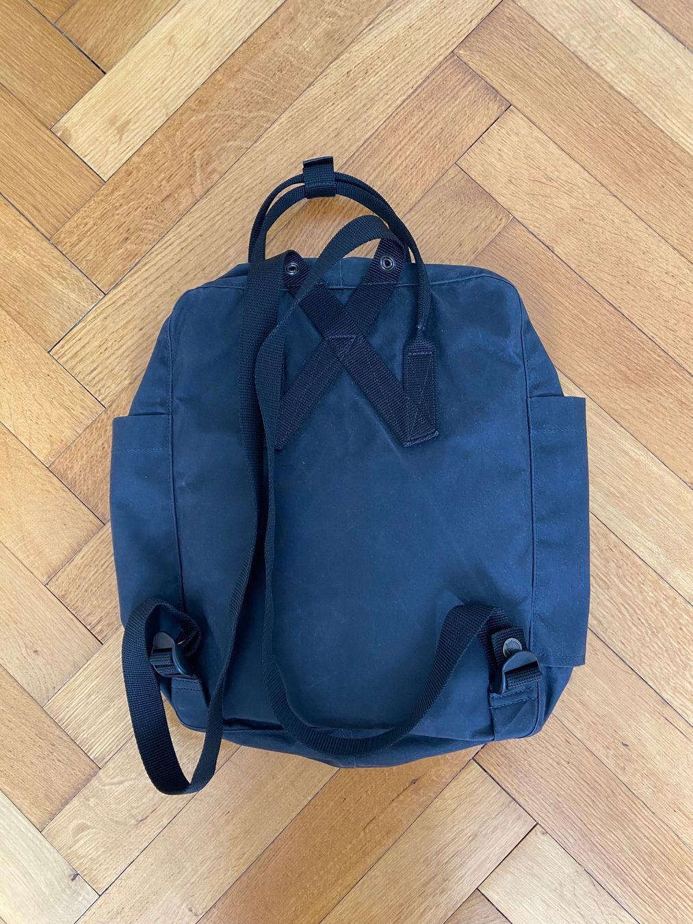 Fjällräven Zaini: Fjällräven Kanken Rucksack Schwarz – Usato da Bern venduto da Chunny 2