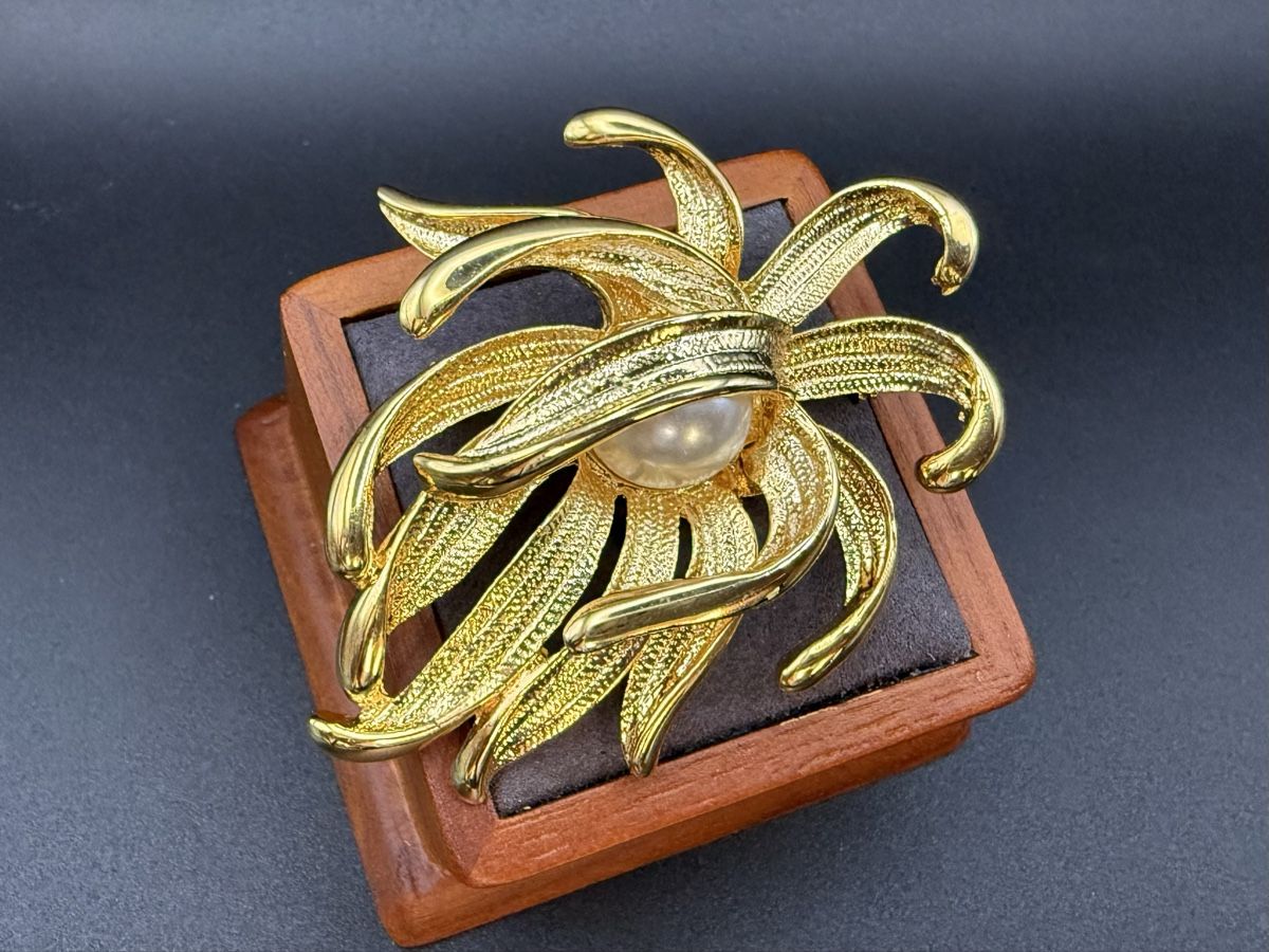 Broschen & Nadeln: Vintage-Brosche, Goldfarbe Blume mit Perle – Gebraucht aus Lamone von LaCantinaMagica 5