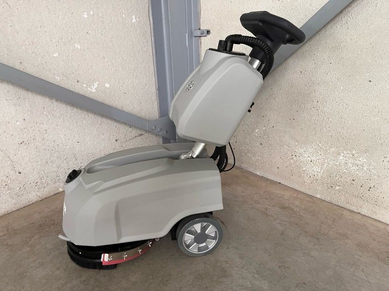 Toutes les machines: Nettoyeuse de sol Kremer KRM30 – Neuf avec emballage d'origine à la Tour-de-Trême par auto1303 2
