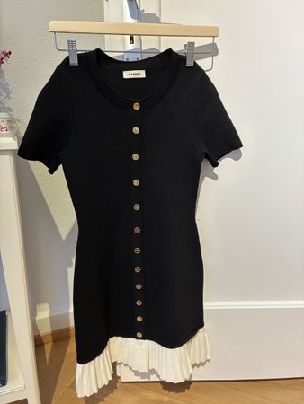 Robe Sandro noir manches courtes taille 0 avec p’tit défaut