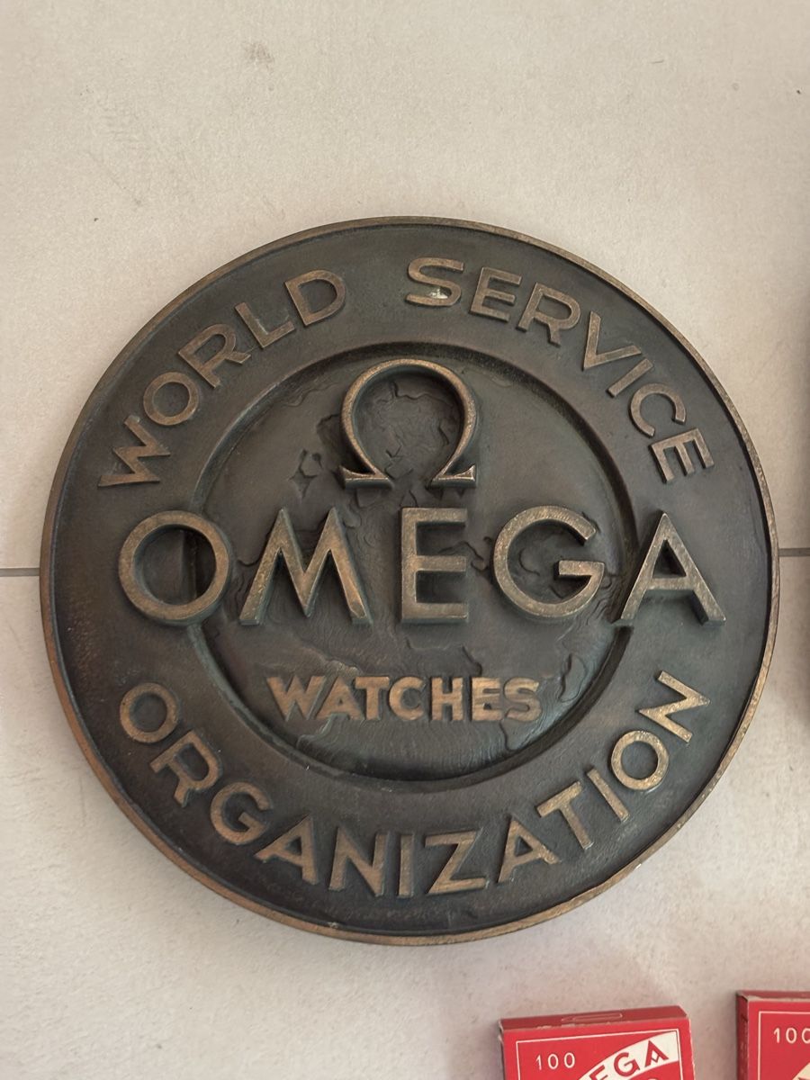 Insegne: Omega Schild, Tasche und Briefklammern – Usato da Rüti b. Büren venduto da CenicAG 1