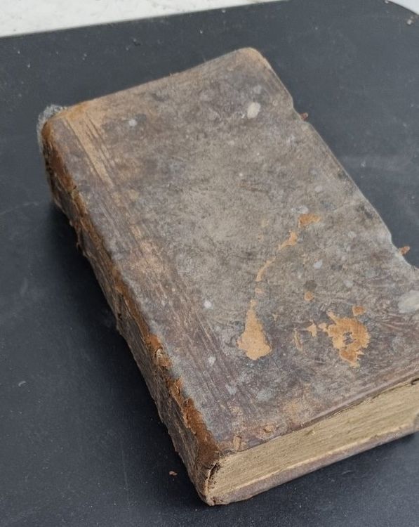 Altes Wertloses Buch