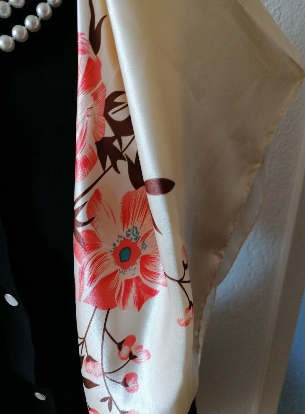 Foulards & écharpes: Schönes Seidentuch, Blumenmuster, apricot-creme – Neuf avec emballage d'origine à Zollikofen par Blackie 3