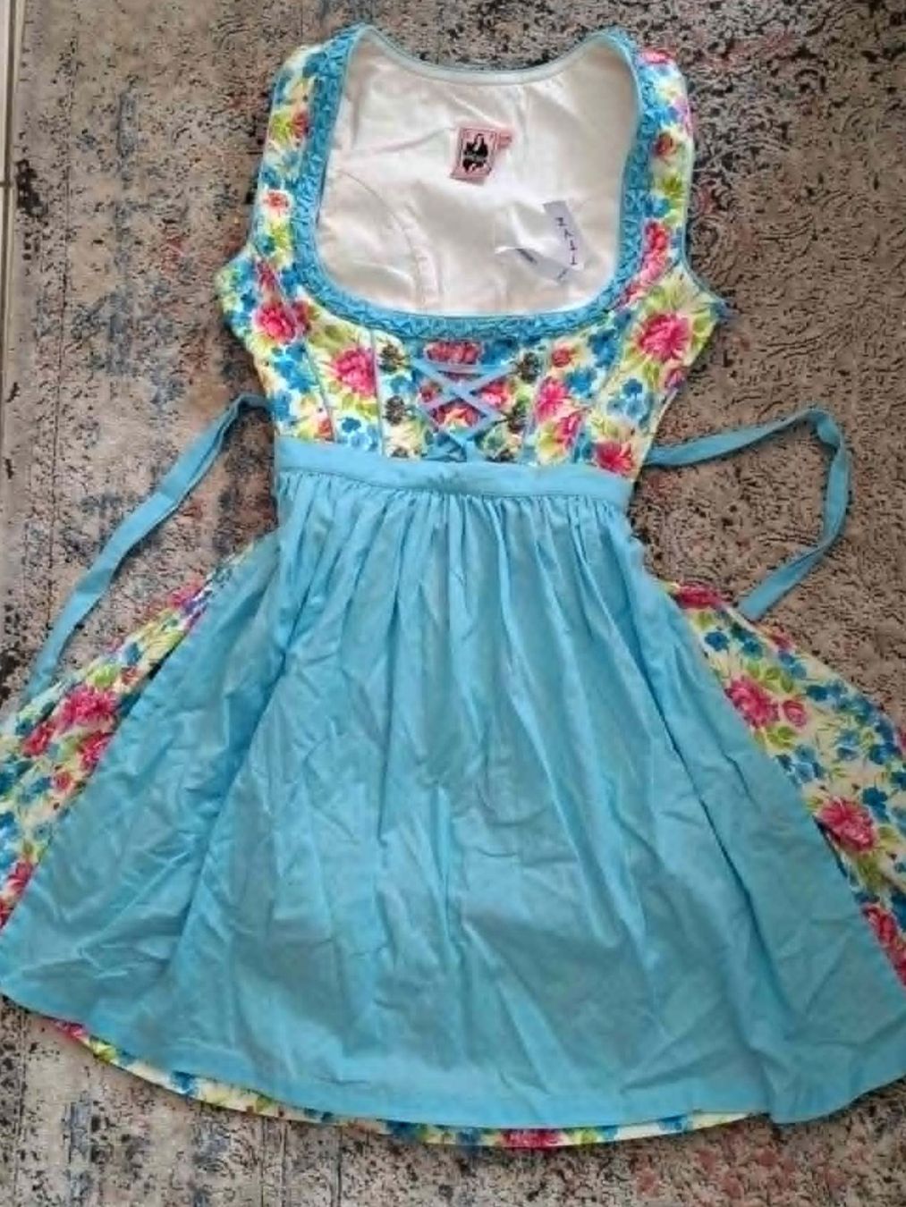 Kleider: Dirndl Kleid Blumenmuster Grösse 36 – Gebraucht aus Saas Grund von IvanaXY 1