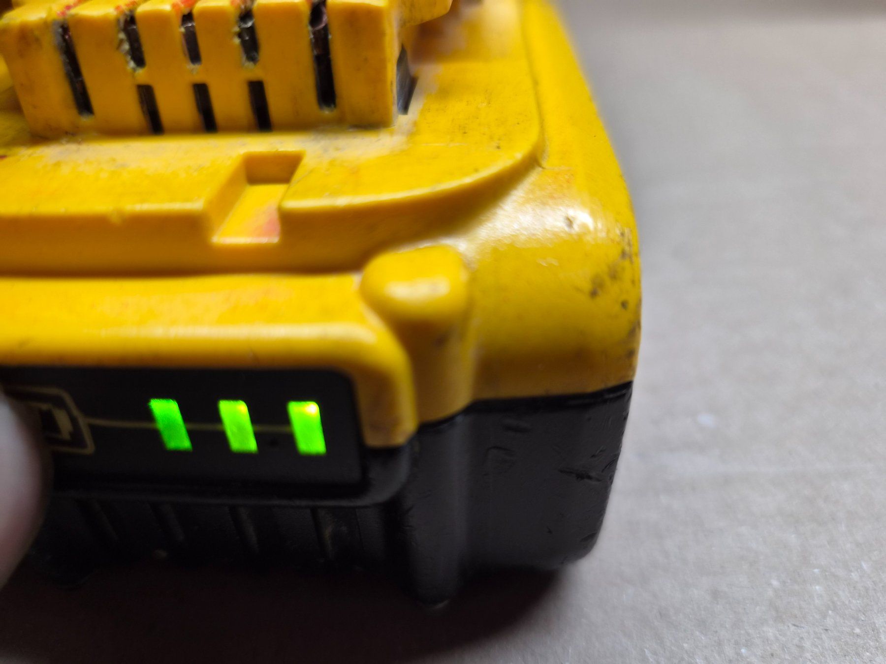 Dewalt Akkus: 2 DeWALT Akkus 18V 5 Ah Gebraucht – Gebraucht aus Reutigen von beore 3