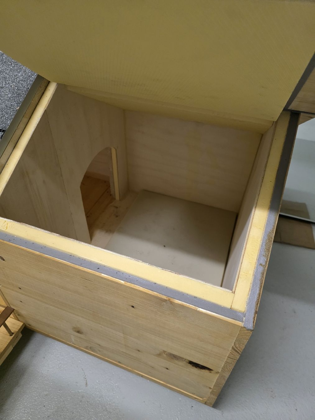 Cucce & Letti: Hundehütte aus Holz mit Terrasse  – Nuovo (secondo la descrizione) da Würenlingen venduto da Seynt1 1