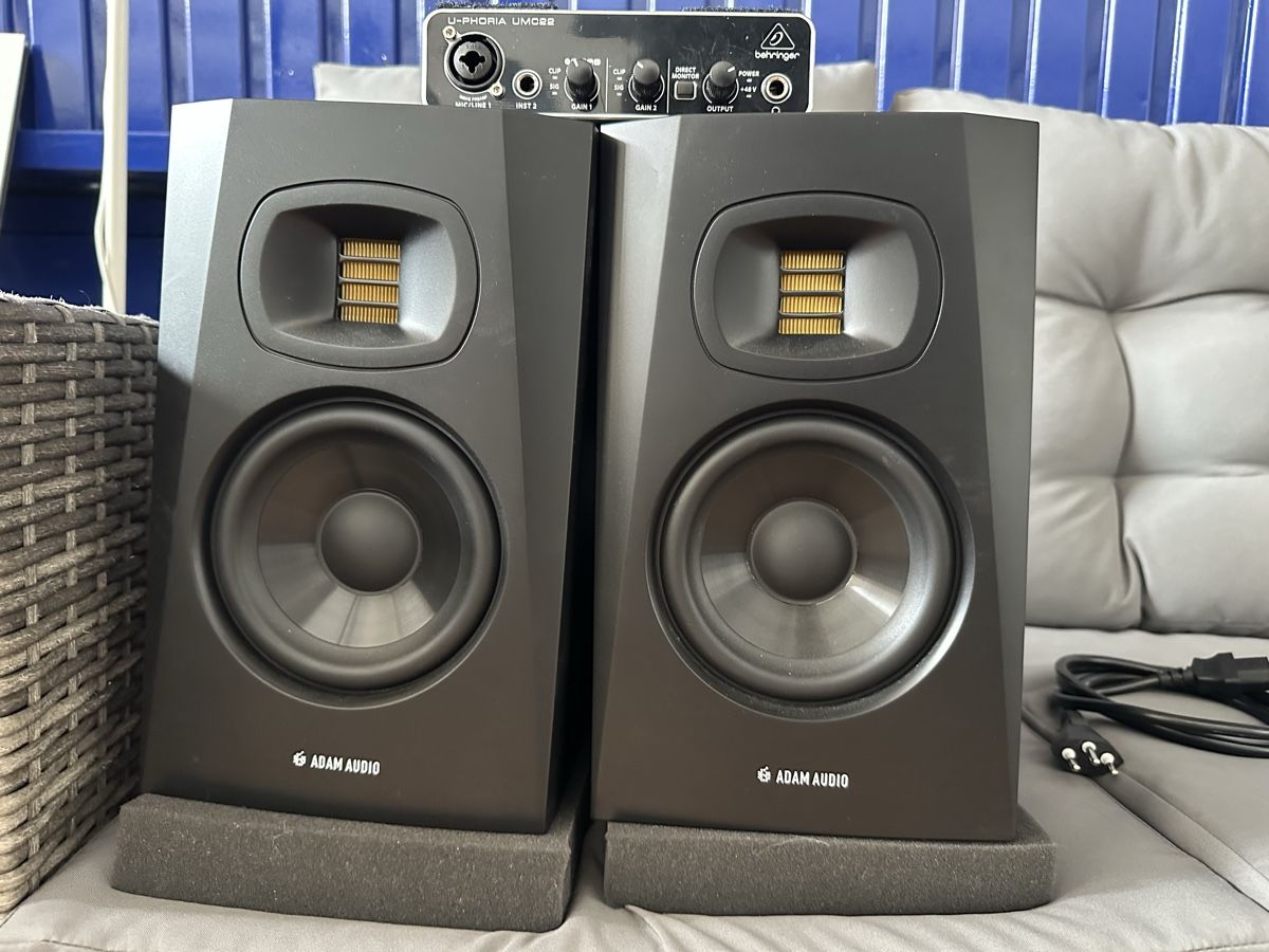 Adam Audio Haut-parleurs: 2x ADAM Audio T5V with audio interface – D'occasion à porrentruy par alp_62jd