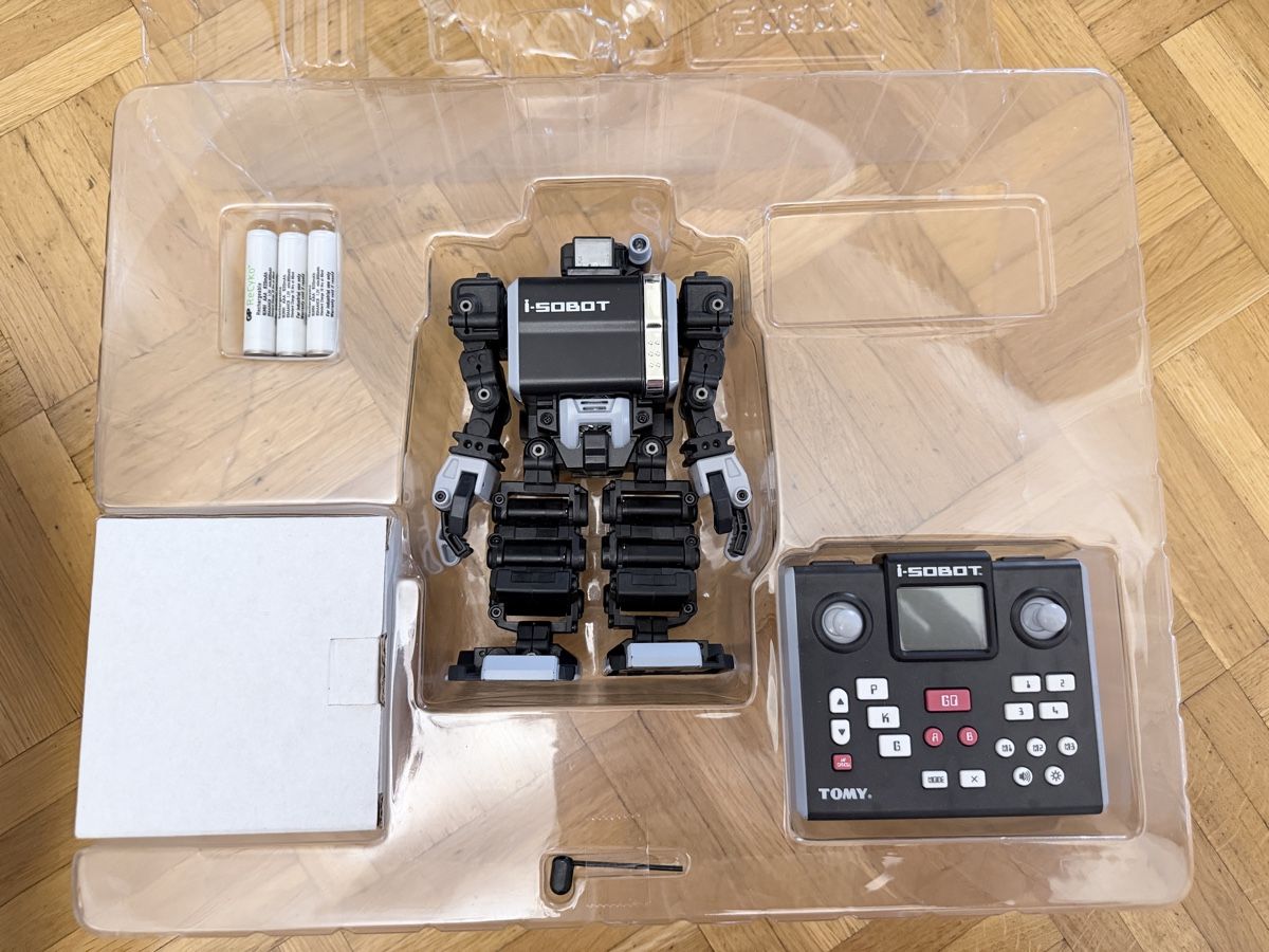 Tomy Giocattoli: Robot I-SOBOT Tomy avec télécommande et accessoires – Usato da Vessy venduto da Filippe1 3