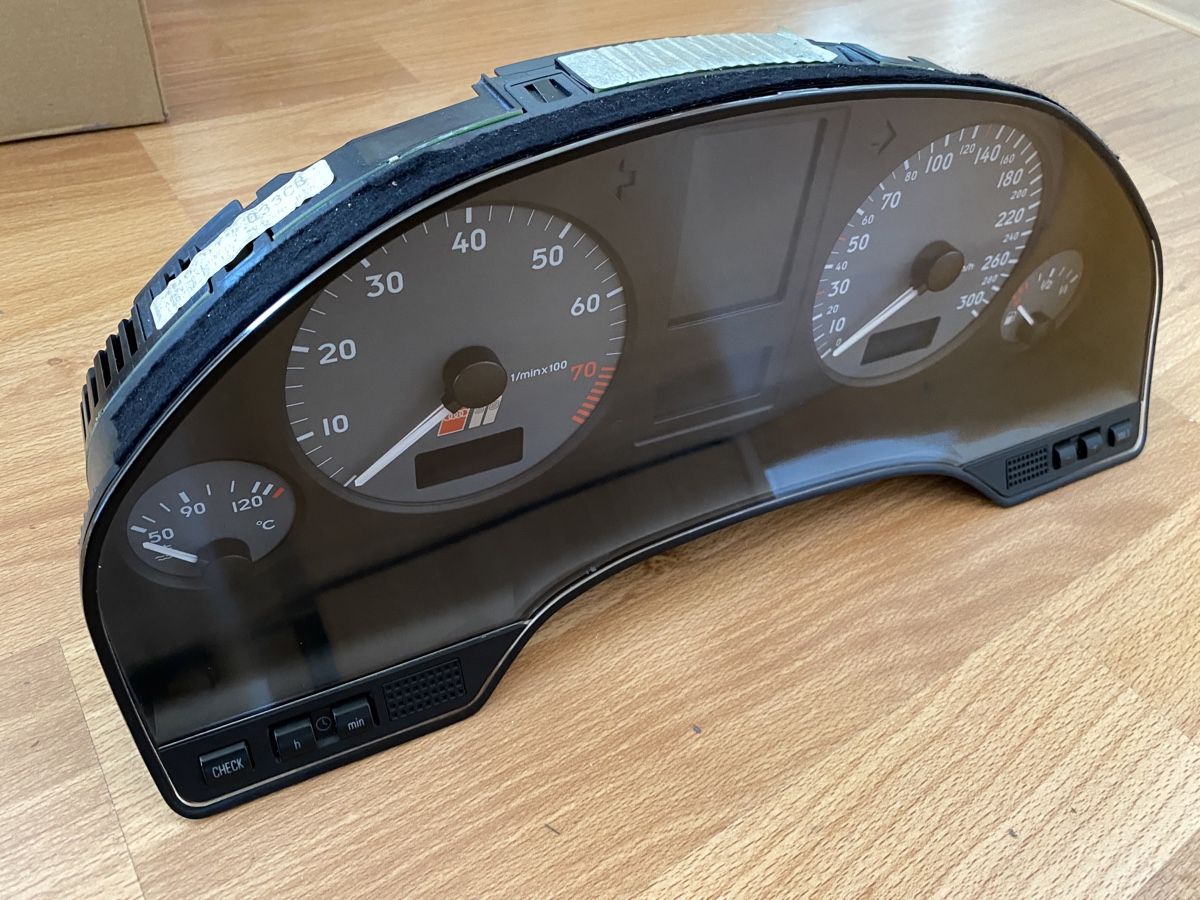 Audi Tutti pezzi di ricambio auto: Audi S8 D2 s-line Tacho – Difettoso da Beinwil am See venduto da Mpmmechanik 2