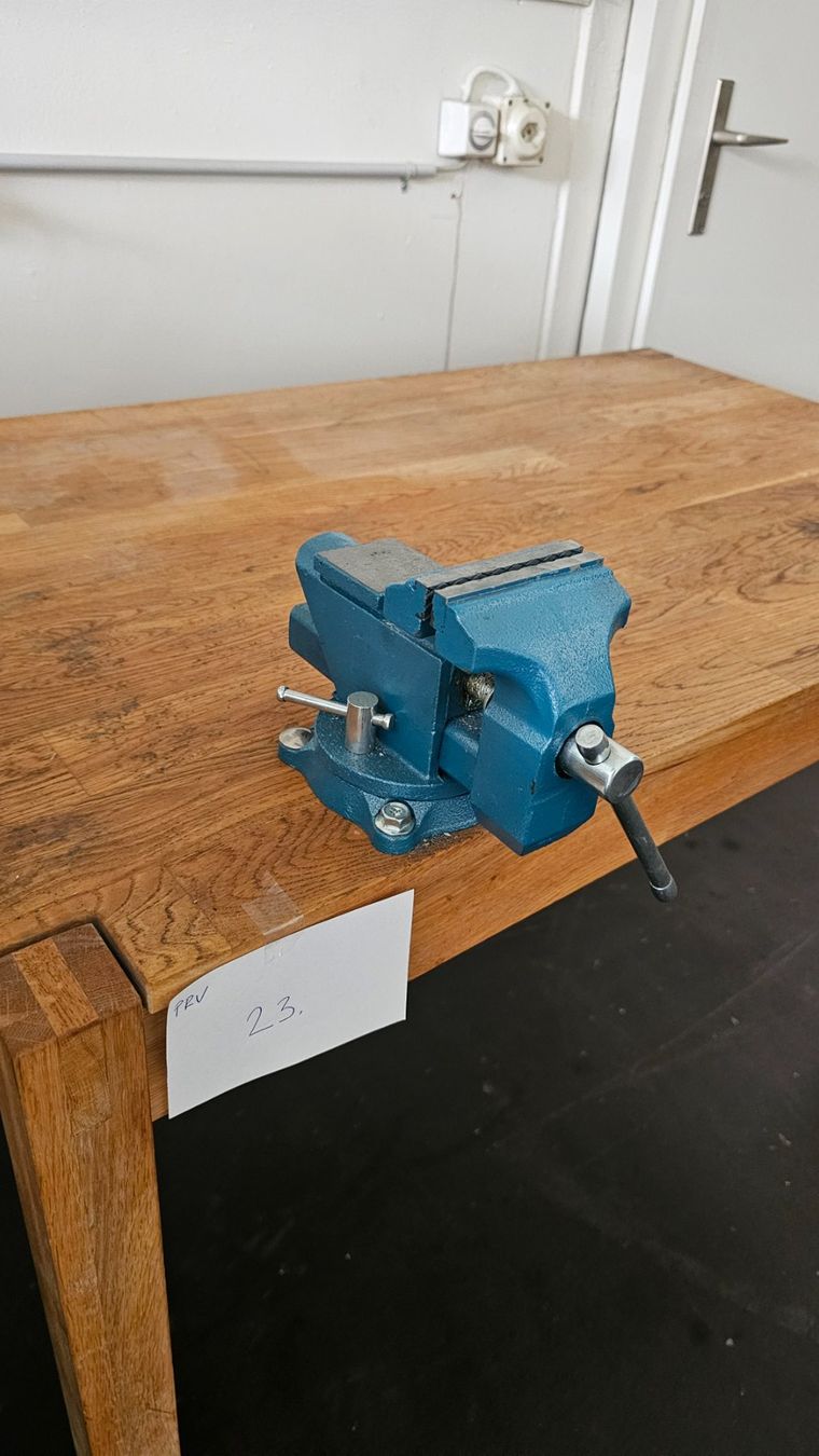 Établis: Arbeitstisch mit Schraubstock – D'occasion à Diessenhofen par Osio 1
