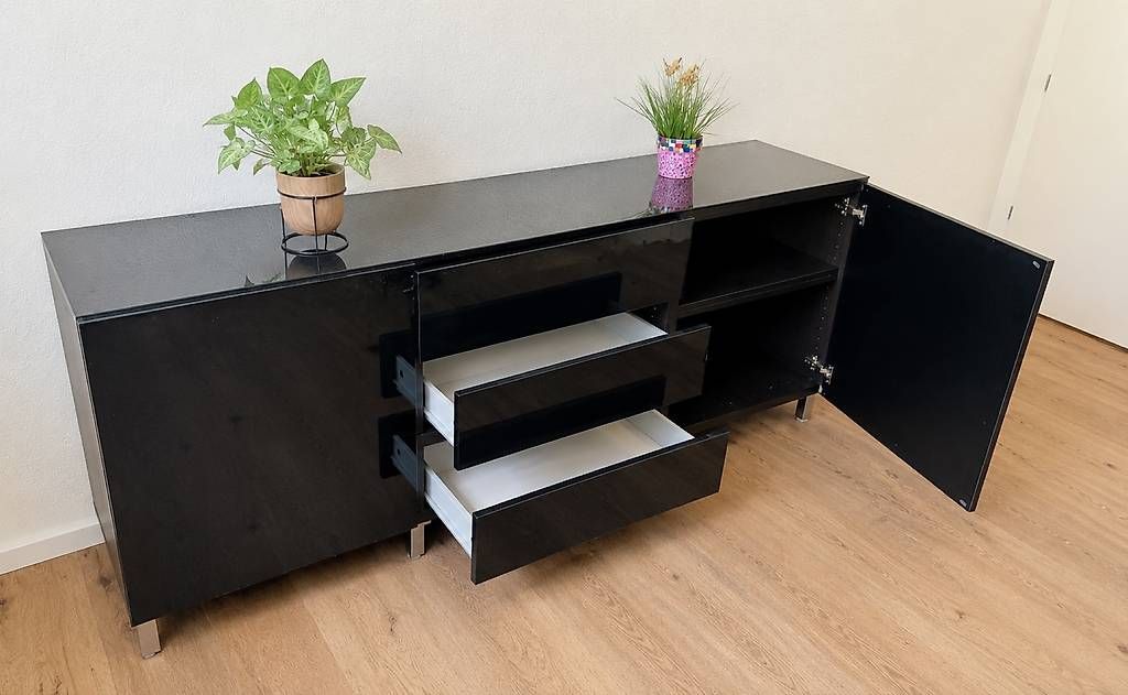 Cassettiere: schwarzes Sideboard / Kommode mit Glasplatte – Usato da Hünenberg See venduto da Sandra.12 1
