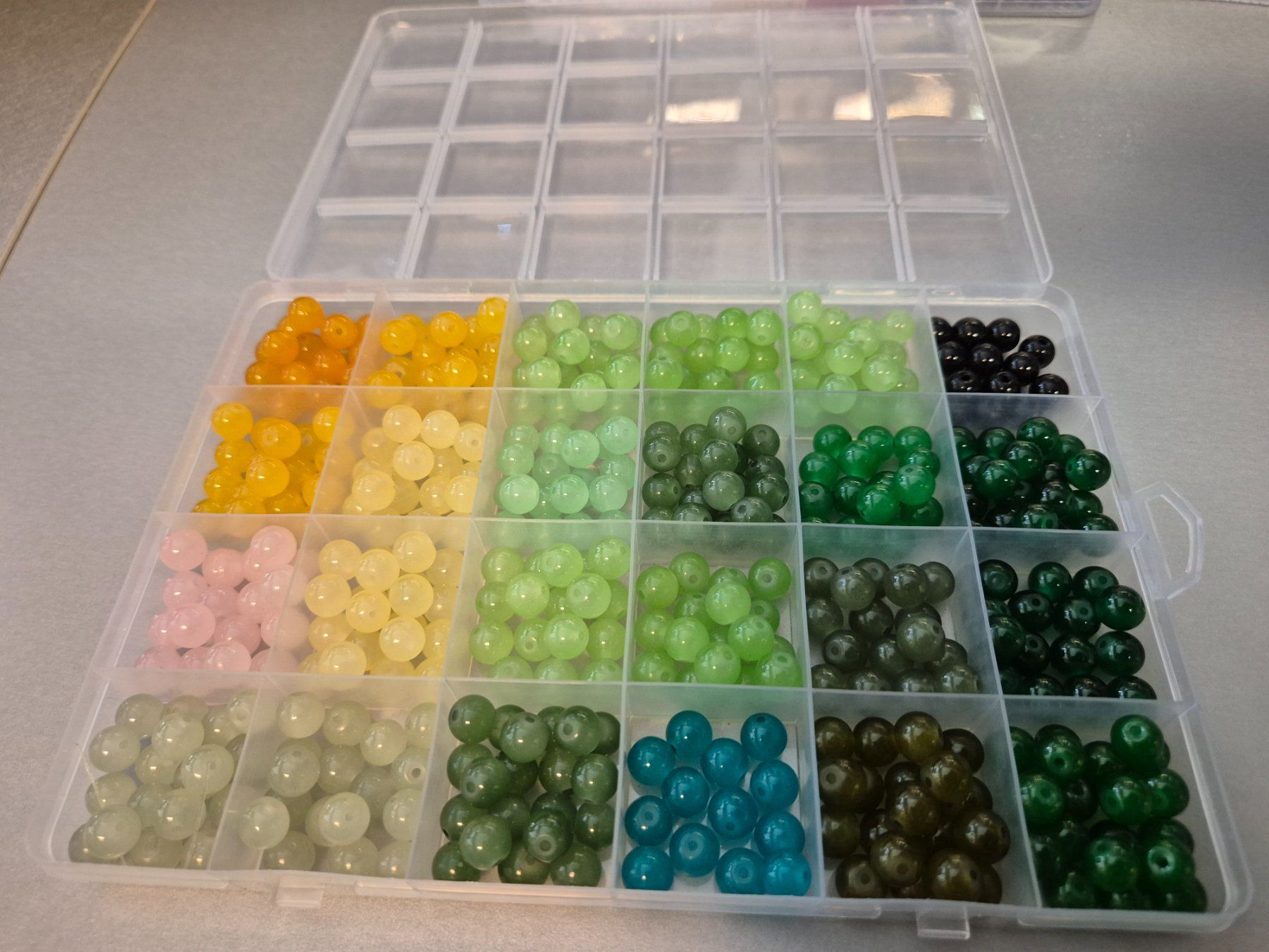 Perlen (unechte): 1 Box mit 24 Farben Glasperlen – Neu (gemäss Beschreibung) aus Läufelfingen von Netti04 1