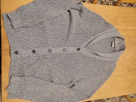 Graue Strickjacke