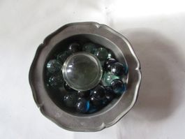 Billes en verre bleues et vertes dans bol en étain ancien.