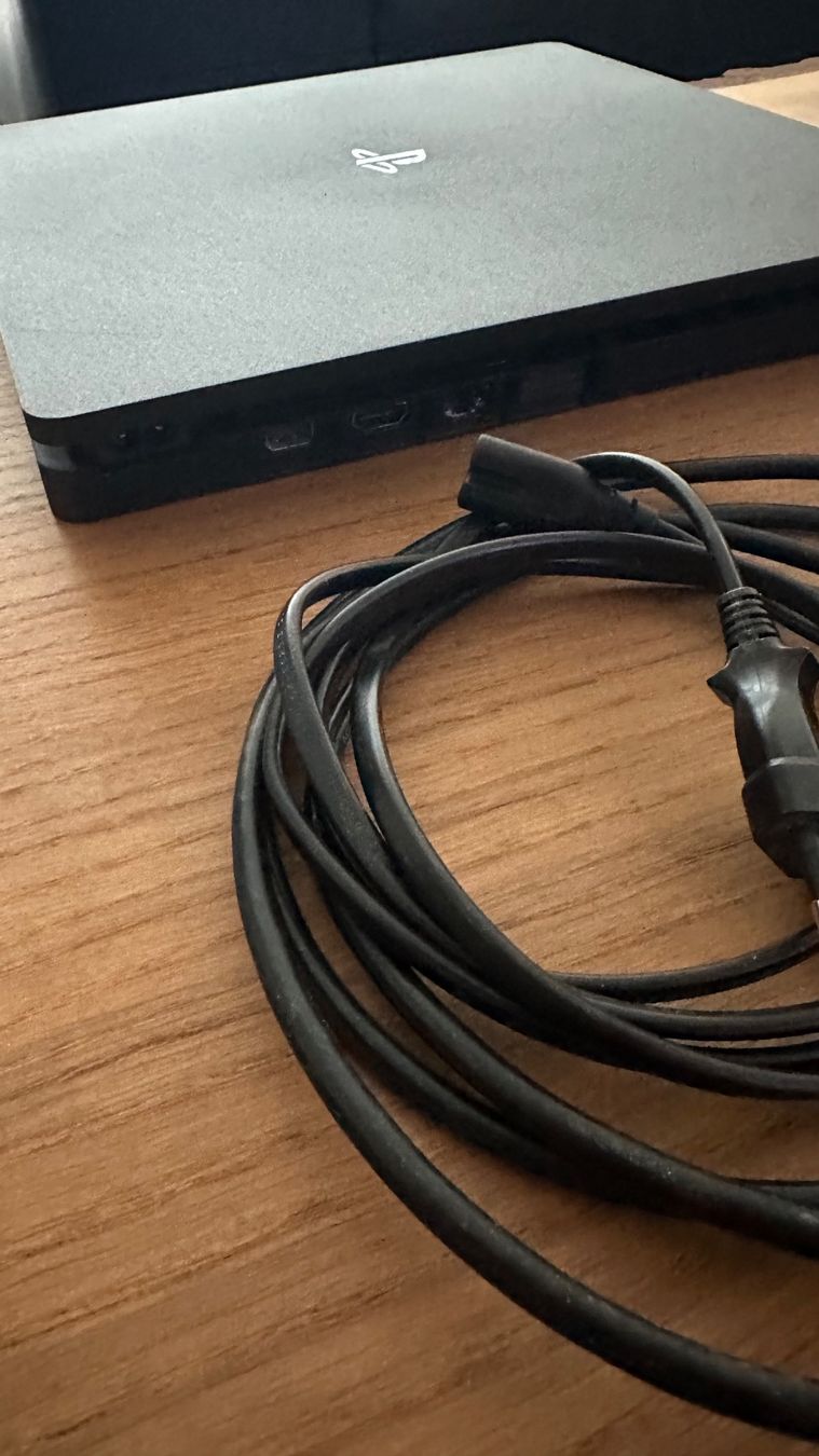 Sony Console: PlayStation 4 (12.00) Set mit Controller & Zubehör – Usato da Pfäffikon ZH venduto da narteq 1