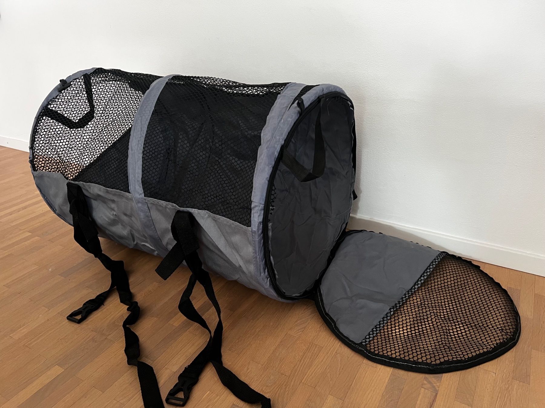 Niches, paniers: HUNDETUNNEL FÜRS AUTO – Neuf avec emballage d'origine à Thun par surfbeach 1