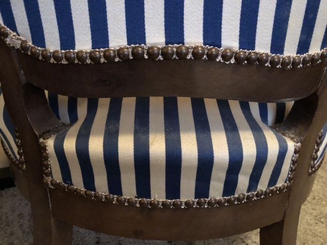 Poltrone: Antiker Sessel, Holz, blau-weiss gestreift. – Usato da Le Sentier venduto da flo_dcg6 3