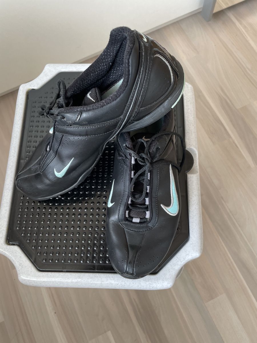 Scarpe da donna: Nike Schuhe 38,5 – Usato da Fahrwangen venduto da Rehtse03