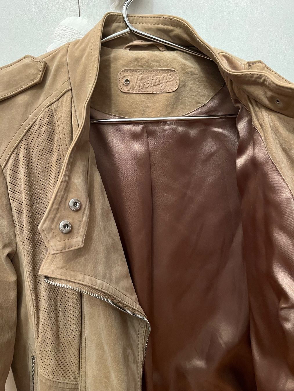 Giacche: Schöne beige Wildleder Jacke – Nuovo (secondo la descrizione) da Oetwil an der limmat venduto da Sual 2