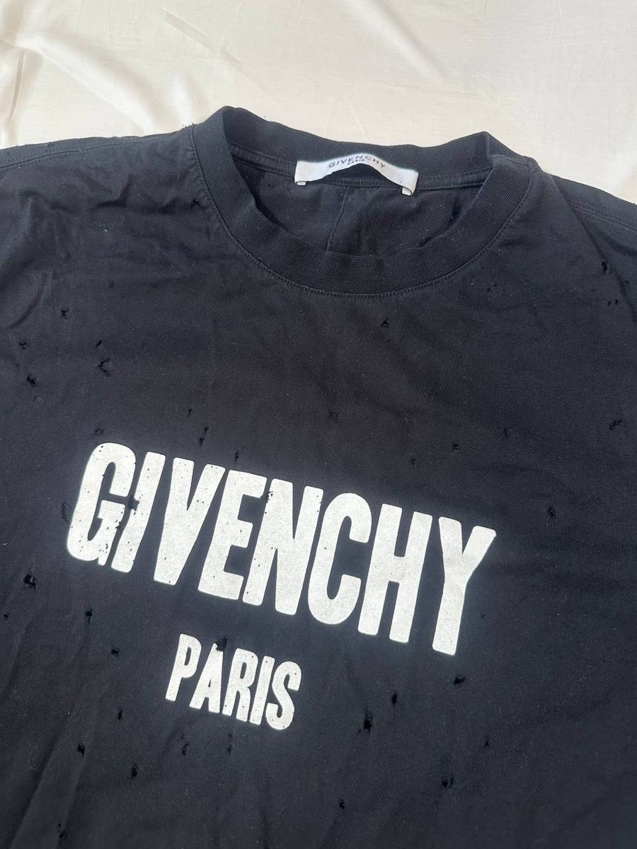 Givenchy T-shirts: Givenchy Paris Tshirt  – D'occasion à Pfäffikon ZH par Nataliia. 1