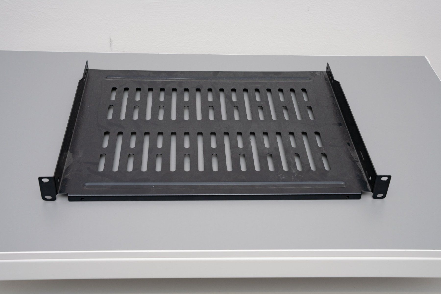 Racks & Cavalletti: 2x 19" 1HE Fachböden – Usato da Dietlikon venduto da phi_j5l6