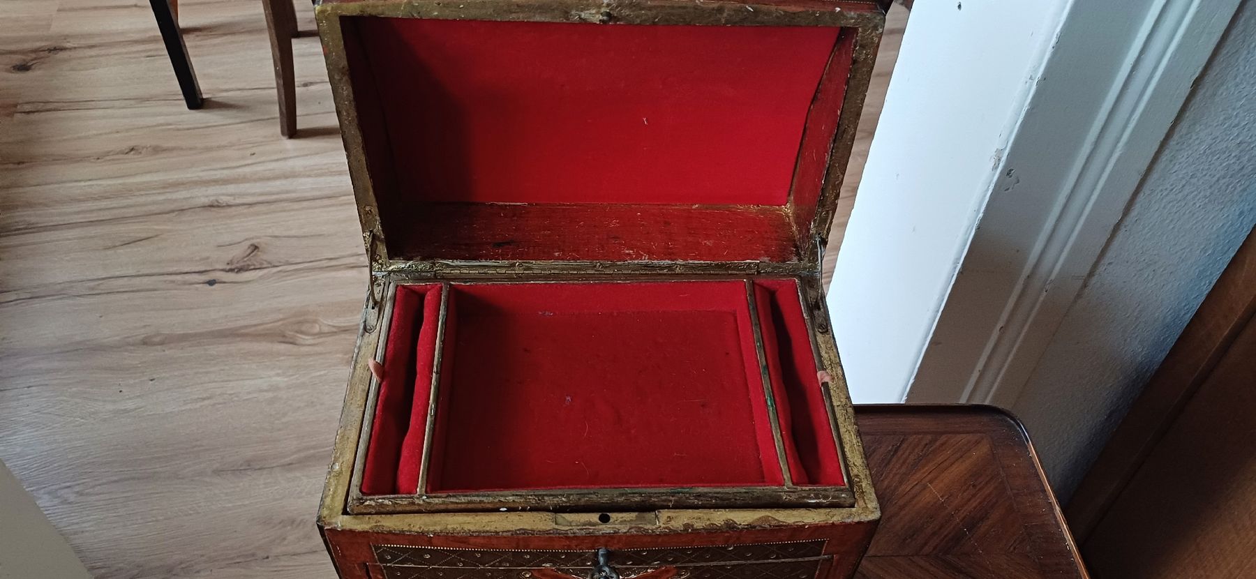 Cassapanche: Alte Florentiner Schmuckschatulle – Usato da Flawil venduto da Pinkmalibu 2