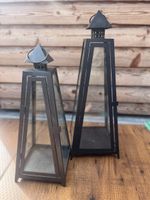 Zwei dekorative Metall‑Laternen – schwarz, mit Glas