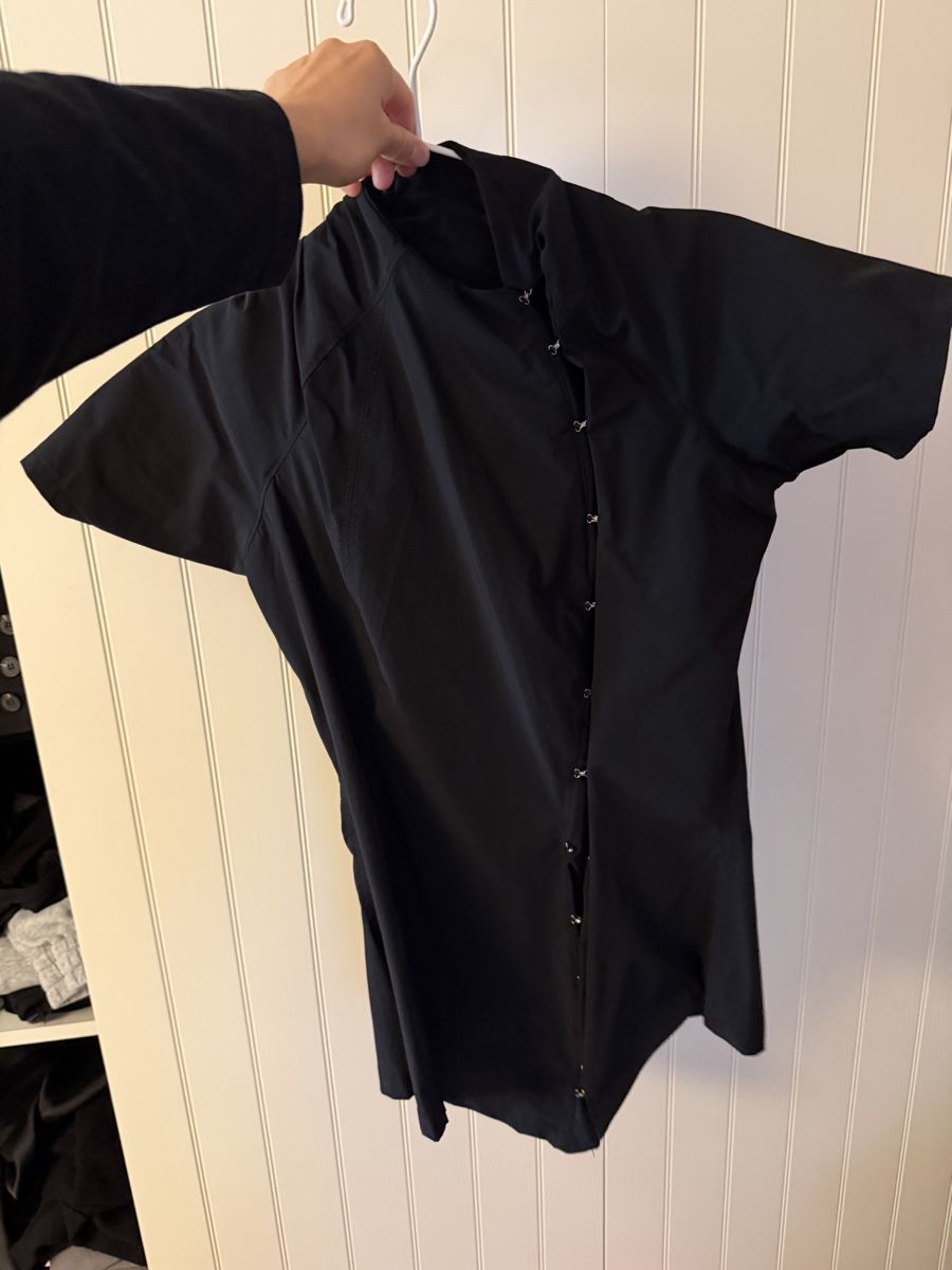 T-shirt: Assymetrical black shirt – Nuovo (secondo la descrizione) da Zürich venduto da sad_rd9w 3