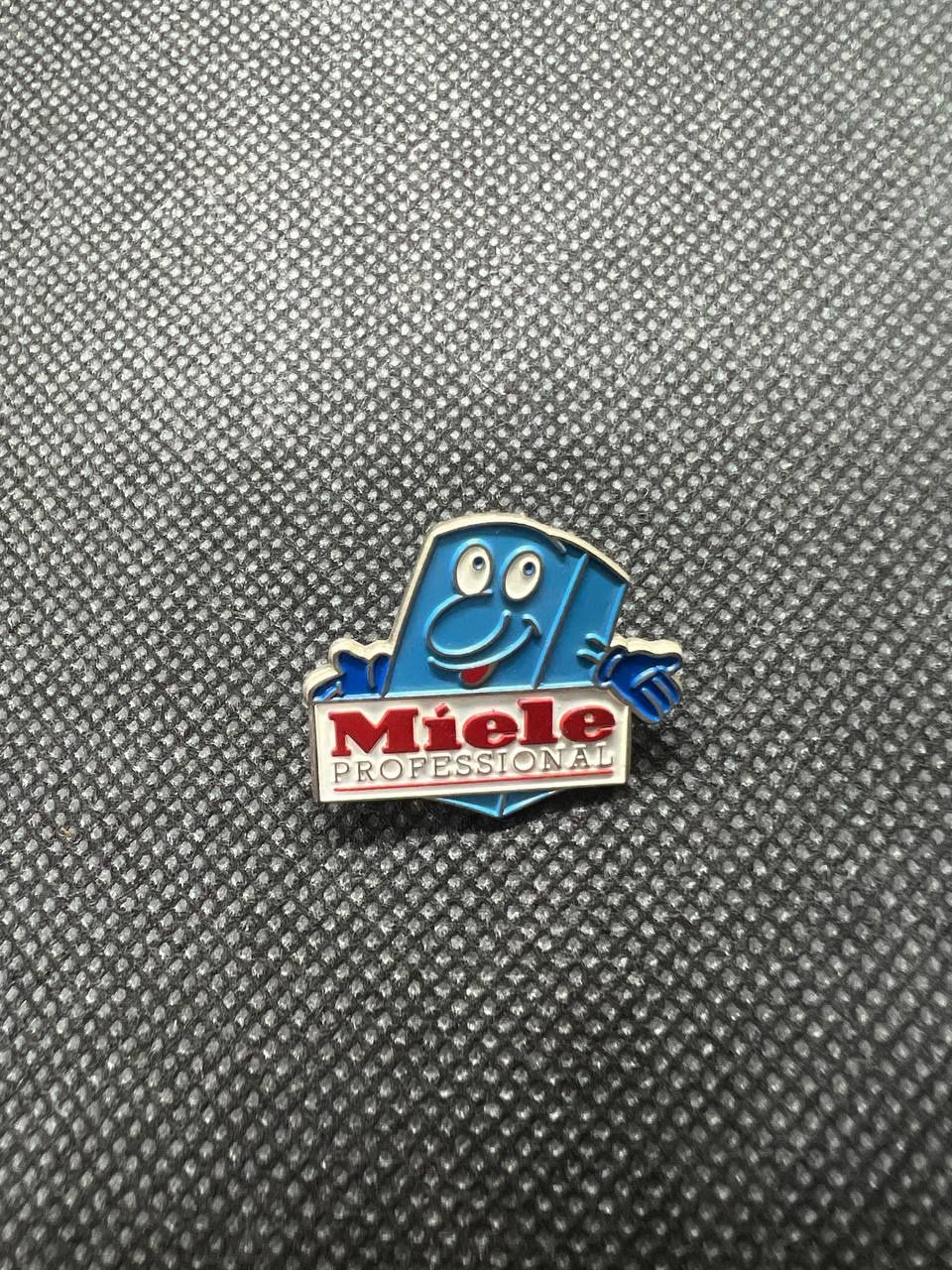 Miele Plaketten & Abzeichen: Miele Professional Anstecker Comic Figur – Gebraucht aus Dietikon von kRizzzZy96
