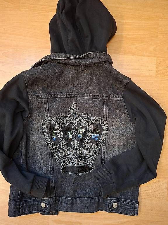 Pantaloni: Coole schwarze Jeansjacke mit div. Glitzerprints, 134 – Usato da Wangen SZ venduto da coni2204_10 1