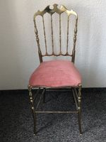 Goldener Stuhl mit rotem Sitz - Vintage Hingucker!