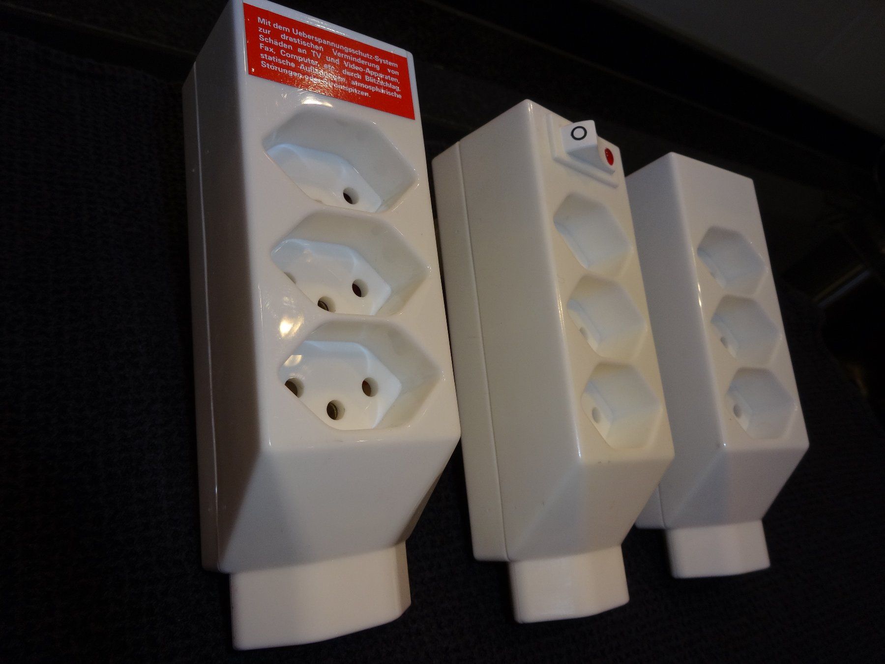 Alimentazione elettrica: 3 Allzweckstecker weiss drehbar 4 Eingänge – Usato da Neerach venduto da jenny062 1