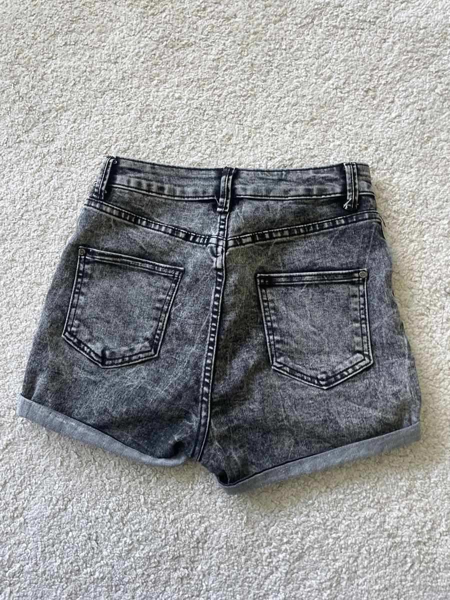 Pantaloni: Graue Jeans Shorts, Gr. XS – Usato da St. Niklausen LU venduto da car_2562 1
