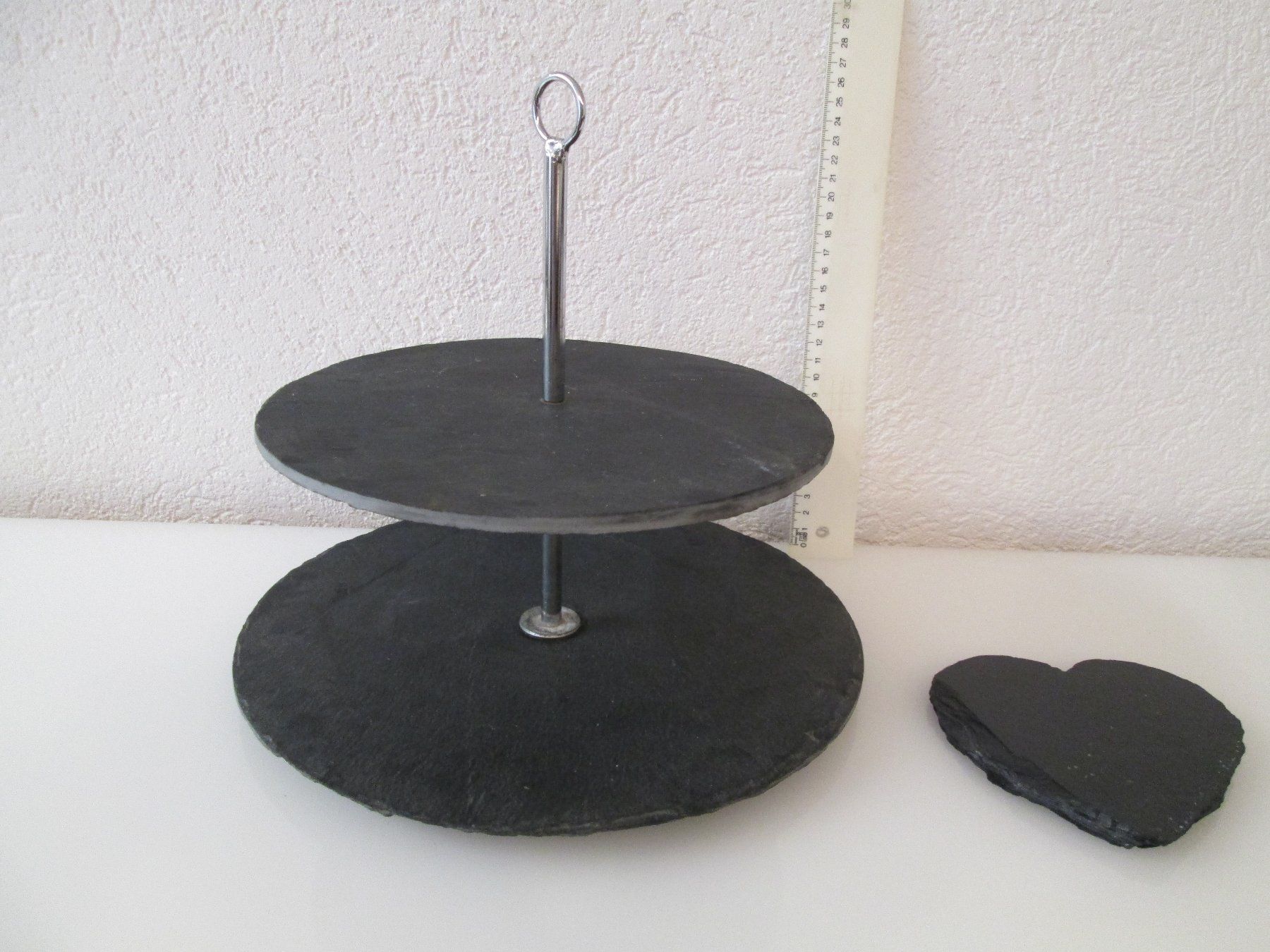 Interio Tutte le decorazioni: Schöner und moderner Etagere mit 2 Etagen. – Usato da Movelier venduto da KRASI61