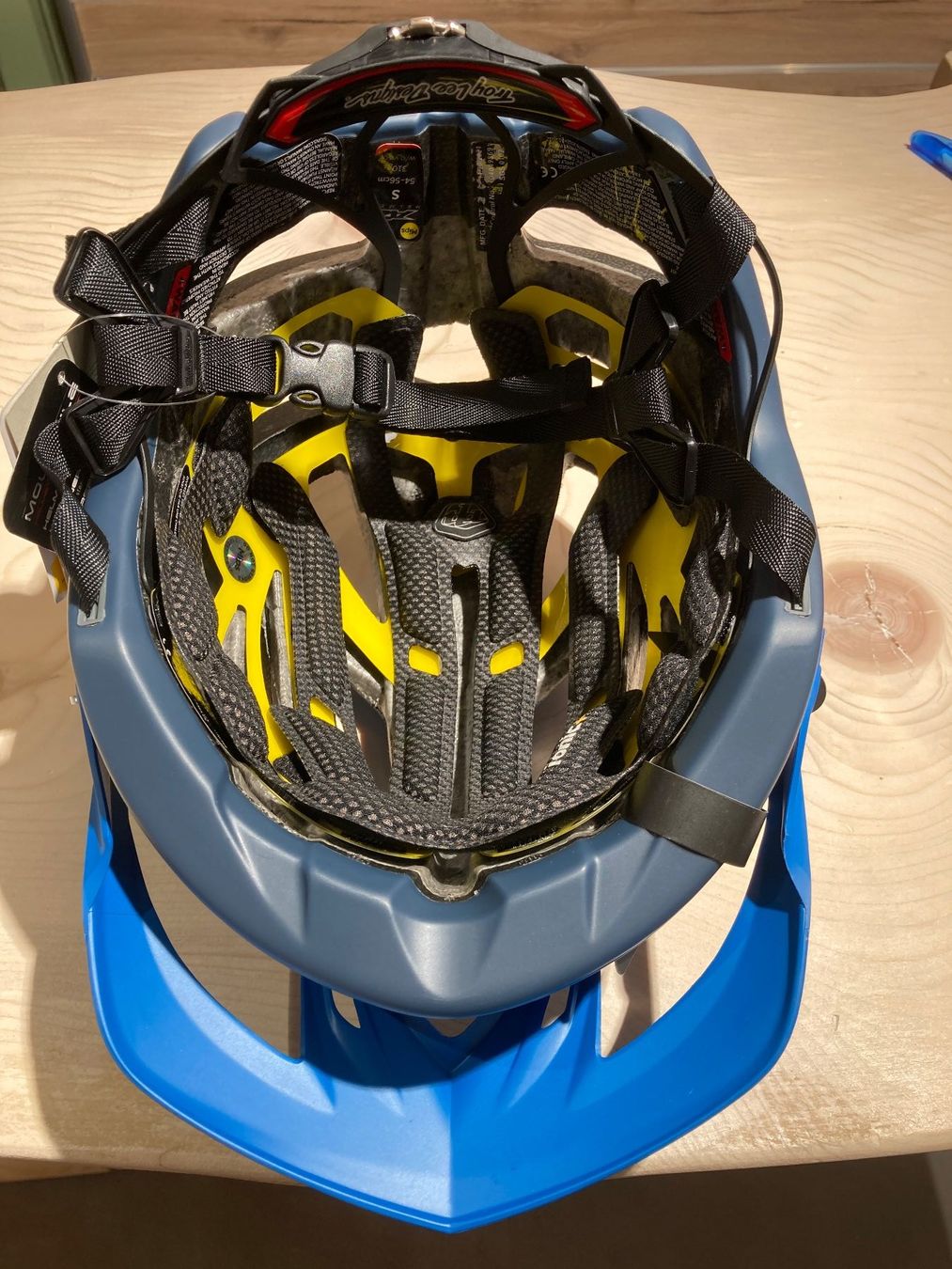Troy Lee Caschi: Troy Lee A2 Helm Mips Silhouette Blue, Small – Nuovo (secondo la descrizione) da Lauterbrunnen venduto da Imboden-Bike 3
