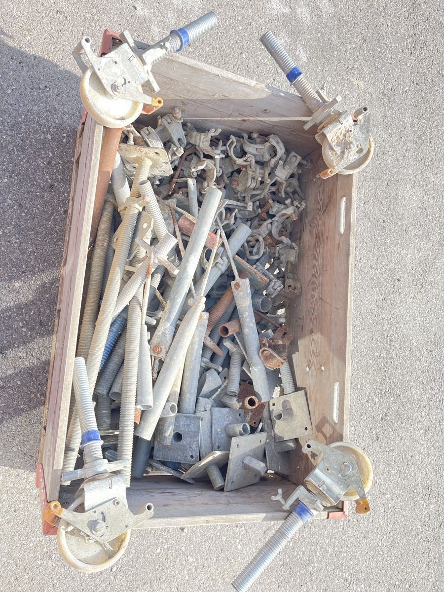 Echafaudages: 1 palette avec divers éléments d’échafaudage  – D'occasion à Romont FR par Sui_d_m2026