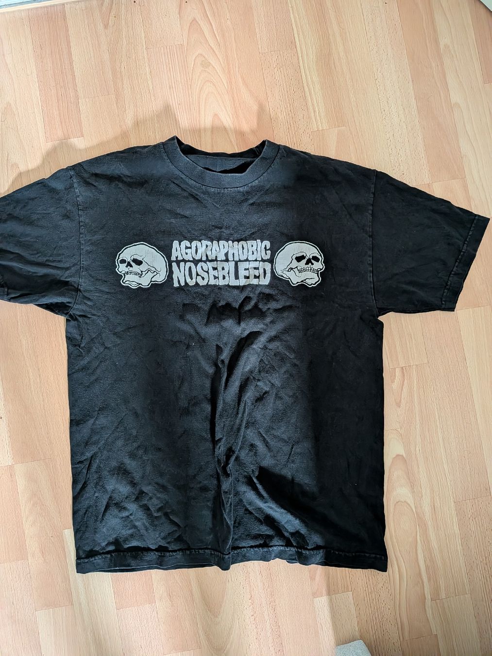 T-shirt: Agoraphobic Nosebleed Logo Large – Usato da Adliswil venduto da danfarrar