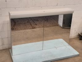 Edler Spiegelschrank mit Glastablaren, Marke Schneider