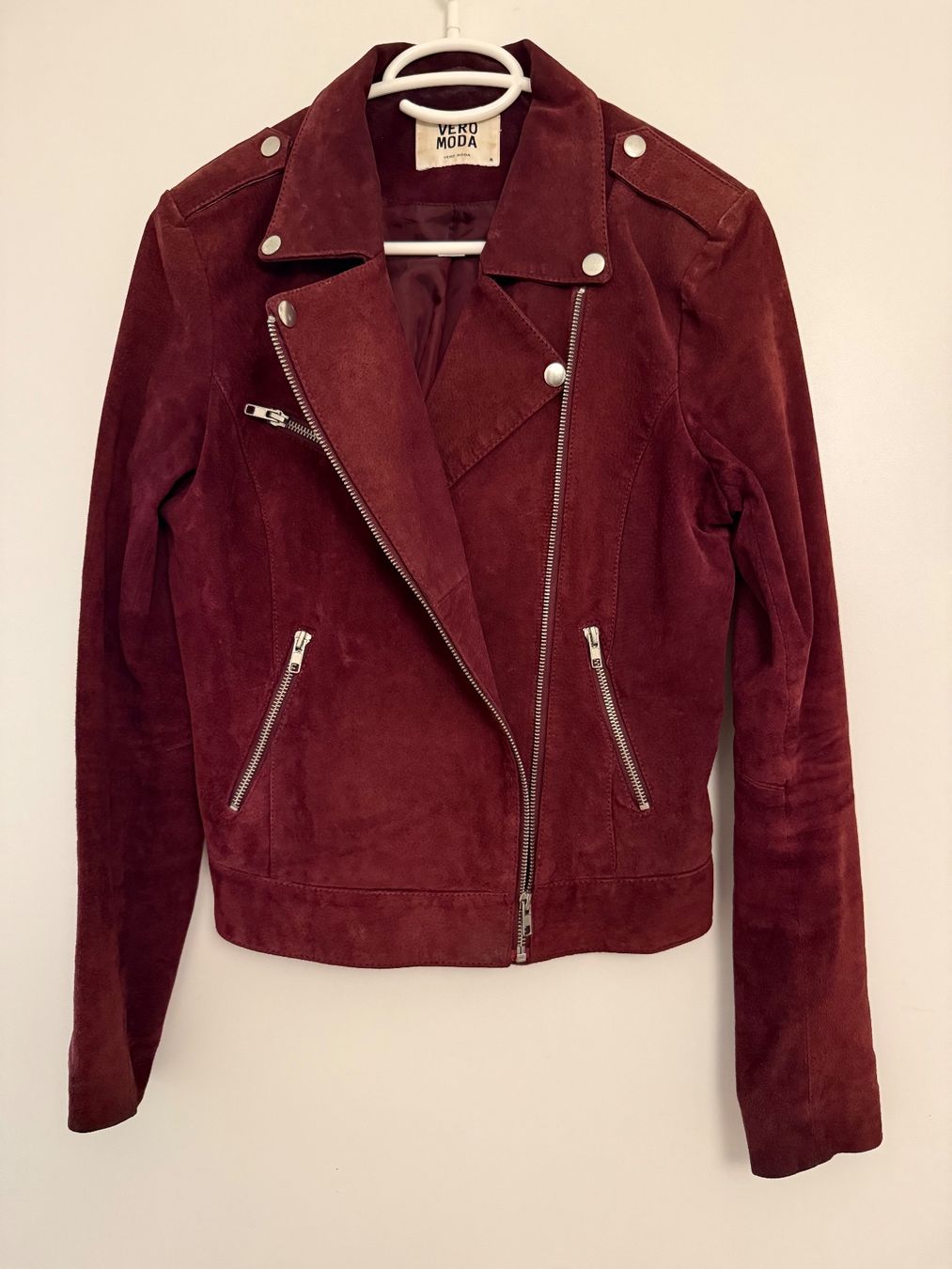 Vero Moda Vestes: Vero Moda Lederjacke in Bordeauxrot – D'occasion à Ostermundigen par DeOs3072 1